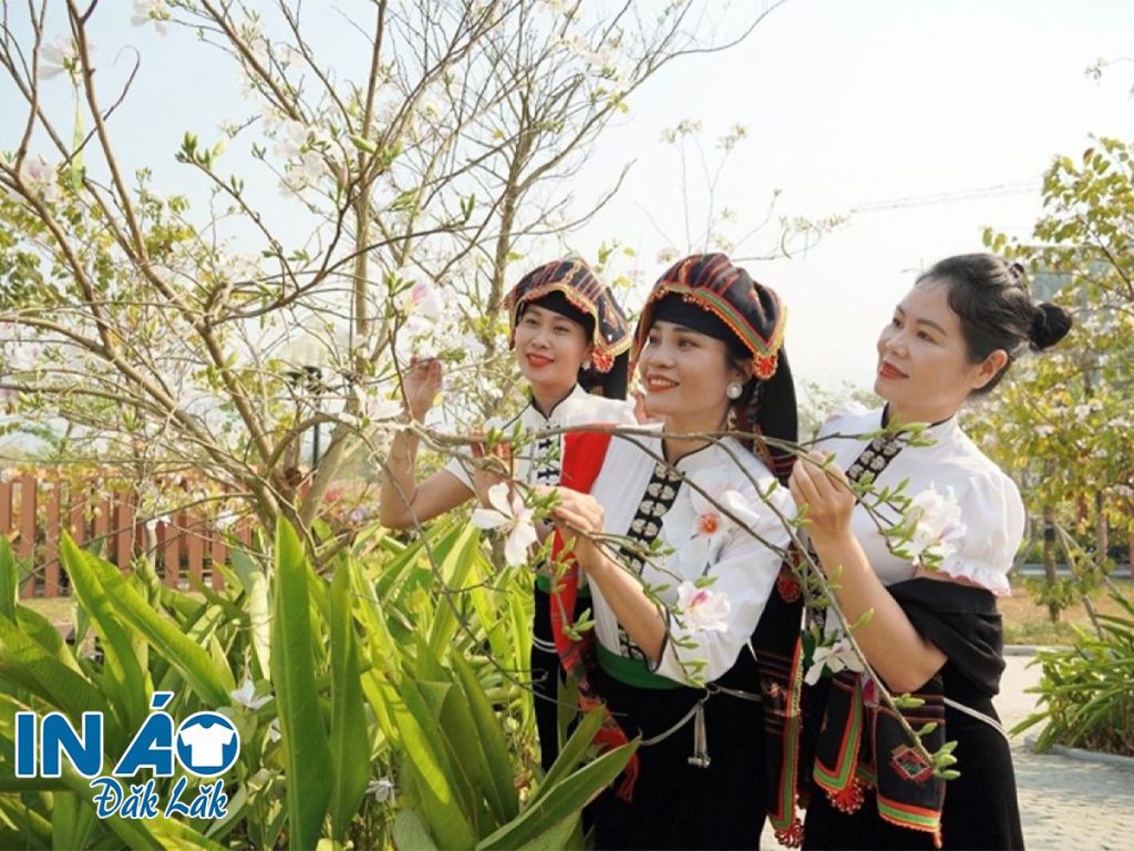 Trang phục dân tộc Thái trắng cho nữ